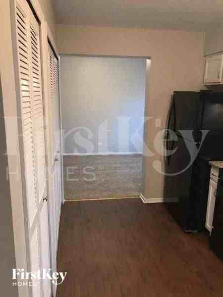990 Chelsea Ln - Photo 5 of 10