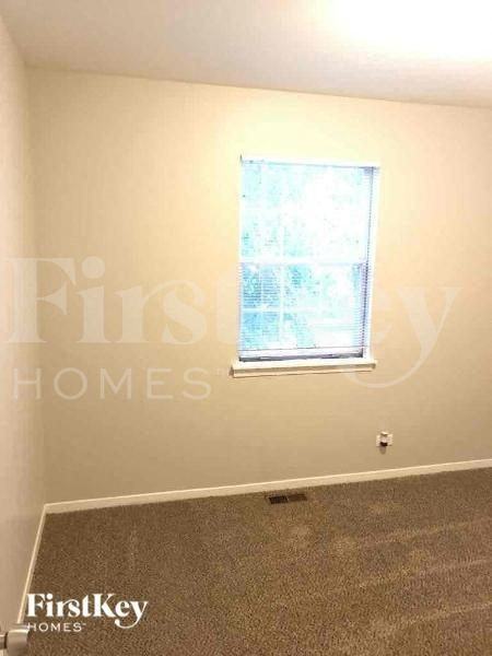 990 Chelsea Ln - Photo 7 of 10