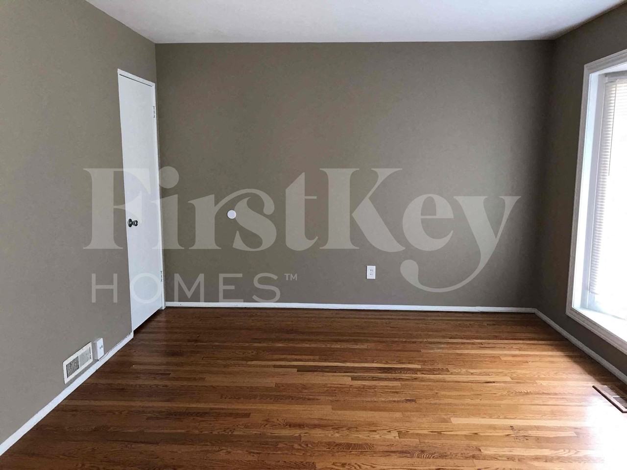910 Claver Ln - Photo 3 of 19