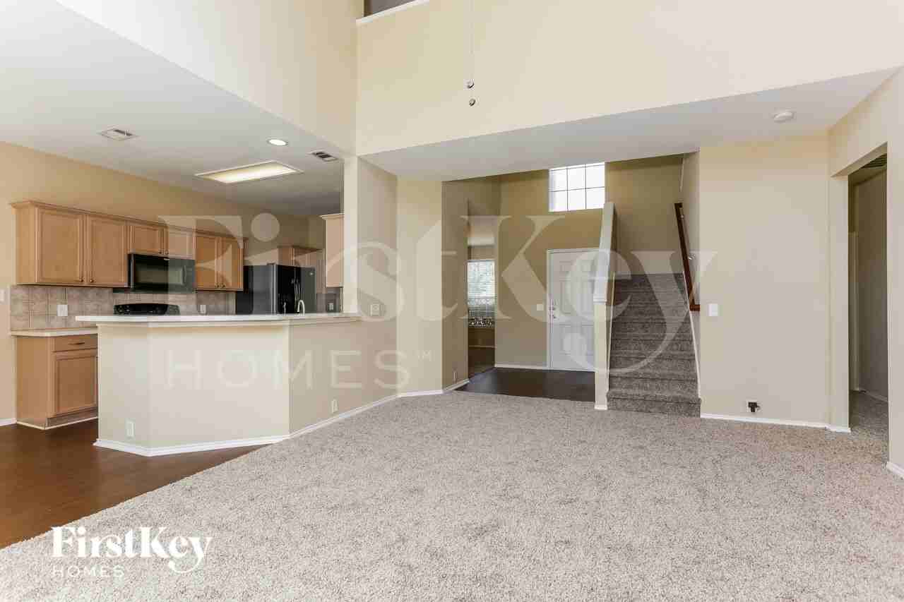 8604 Orleans Ln - Photo 4 of 18