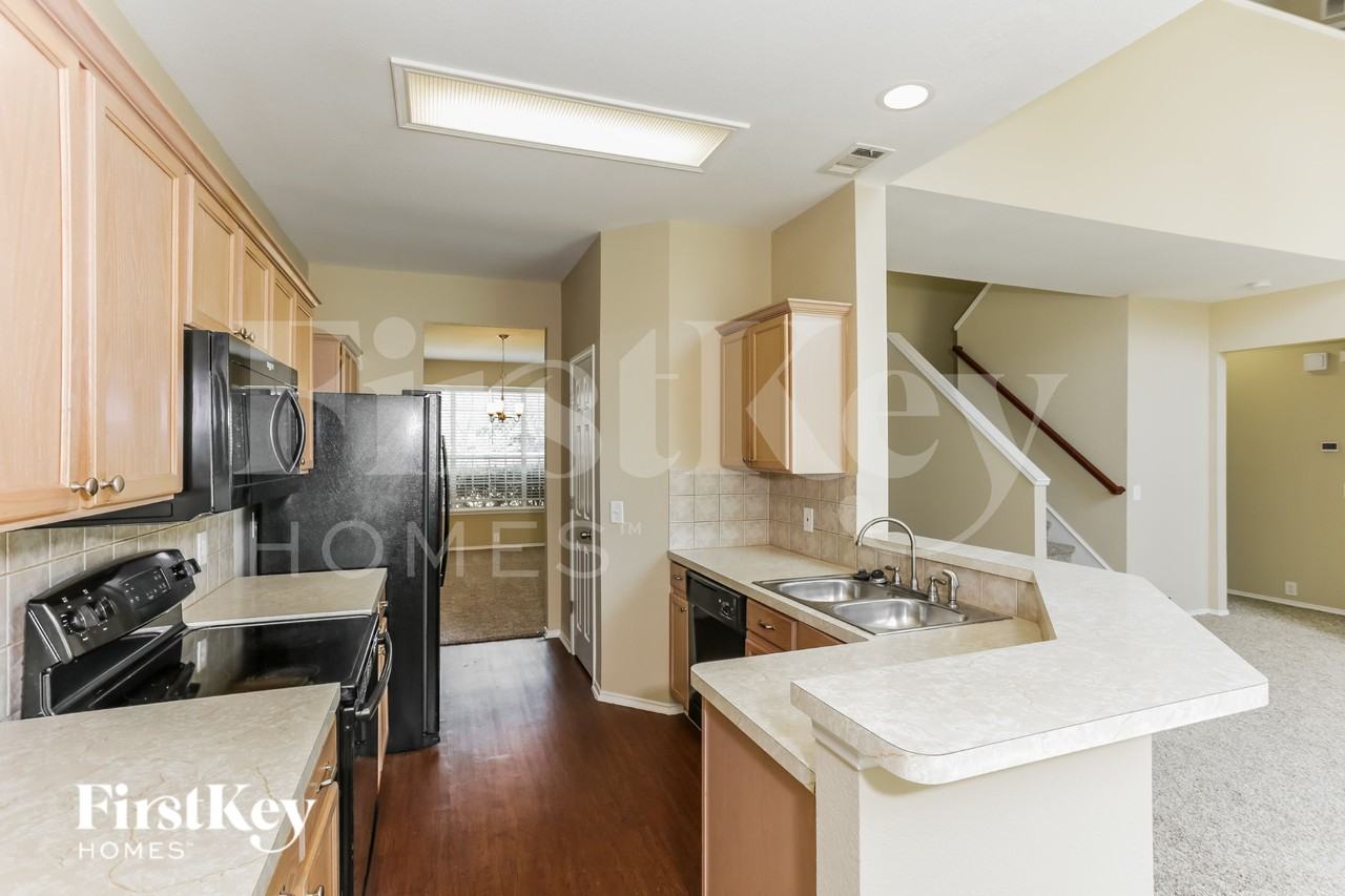 8604 Orleans Ln - Photo 7 of 18