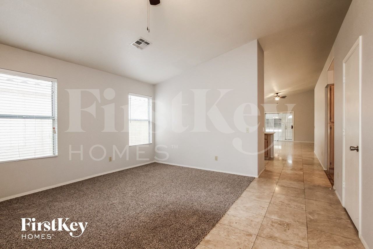 8420 W Wethersfield Rd - Photo 3 of 15