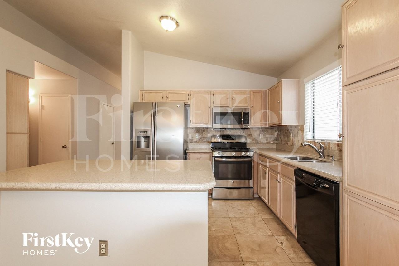 8420 W Wethersfield Rd - Photo 4 of 15