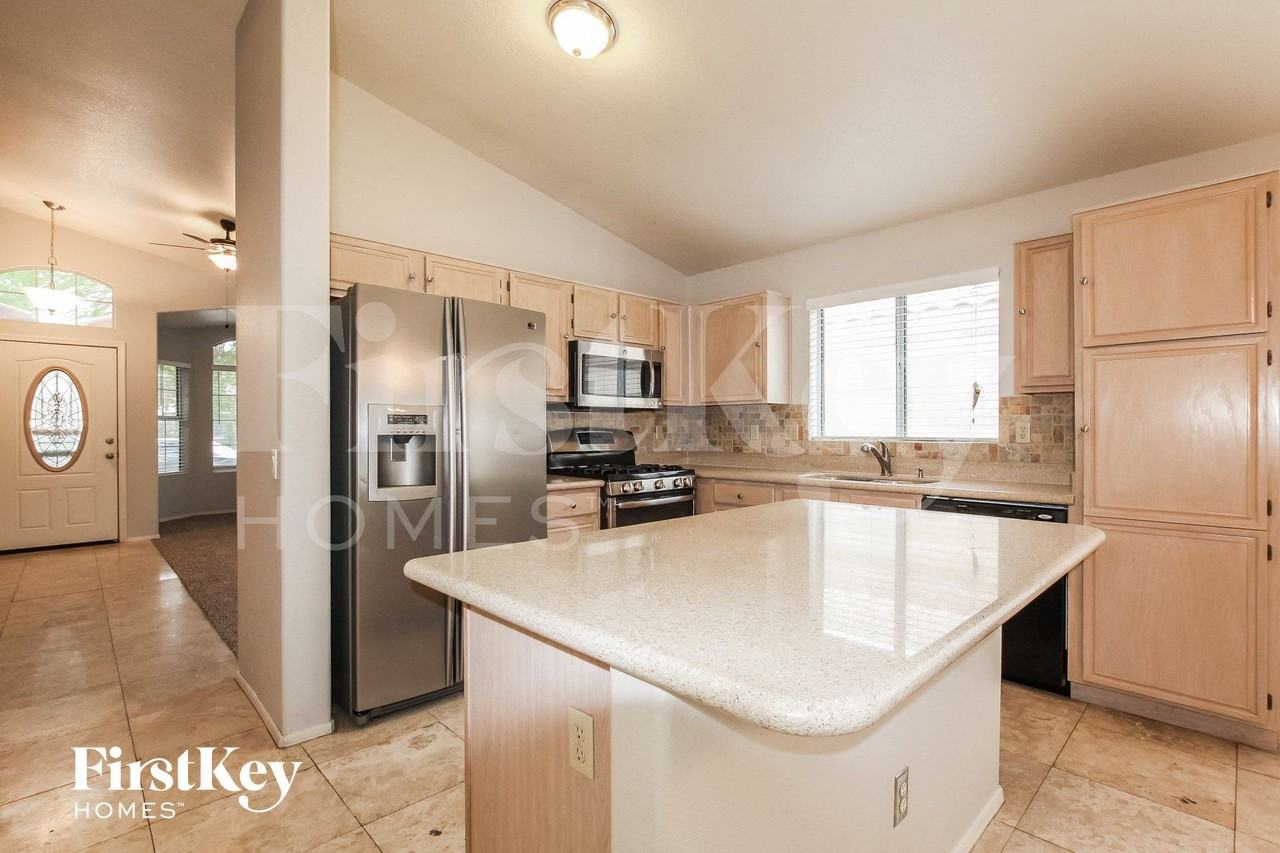8420 W Wethersfield Rd - Photo 5 of 15
