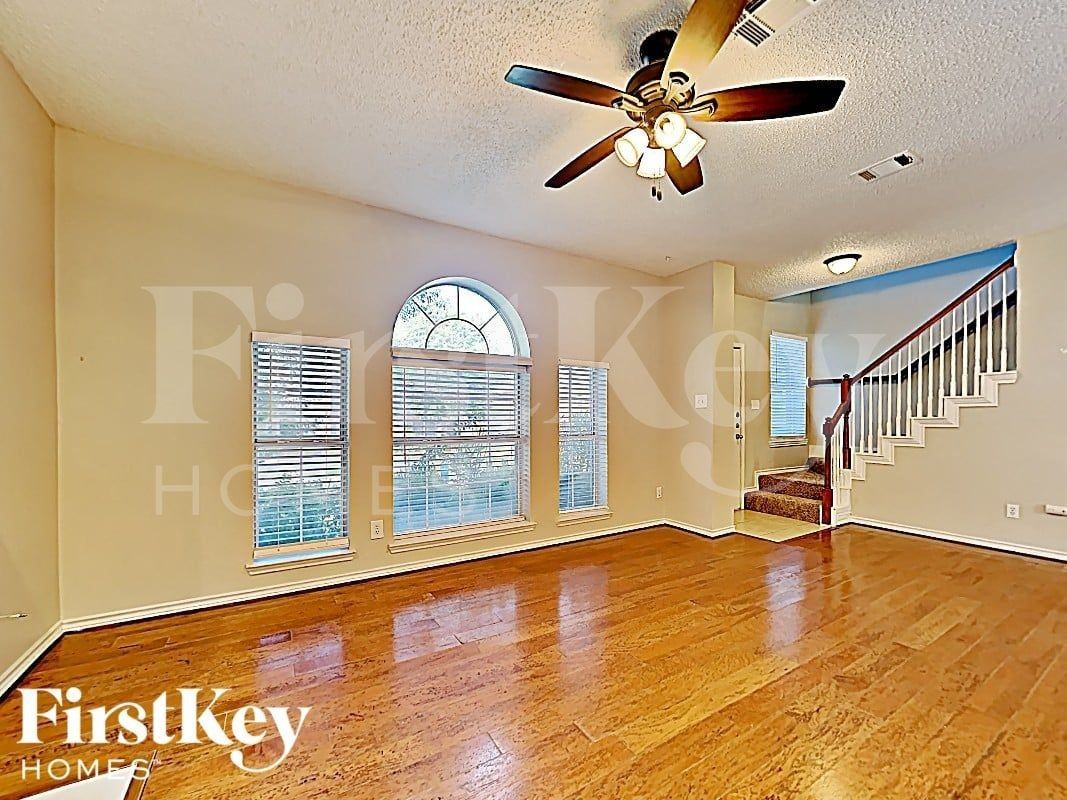 5611 Chimney Rock Dr - Photo 3 of 17