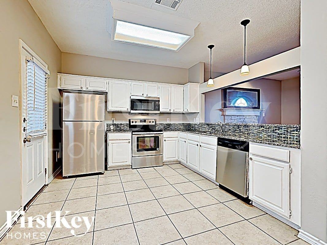 5611 Chimney Rock Dr - Photo 5 of 17