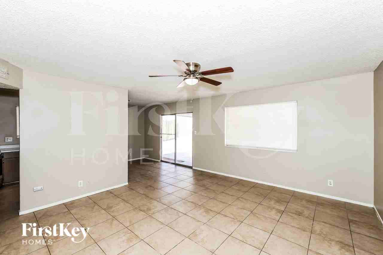 5265 Saratoga Dr - Photo 3 of 19