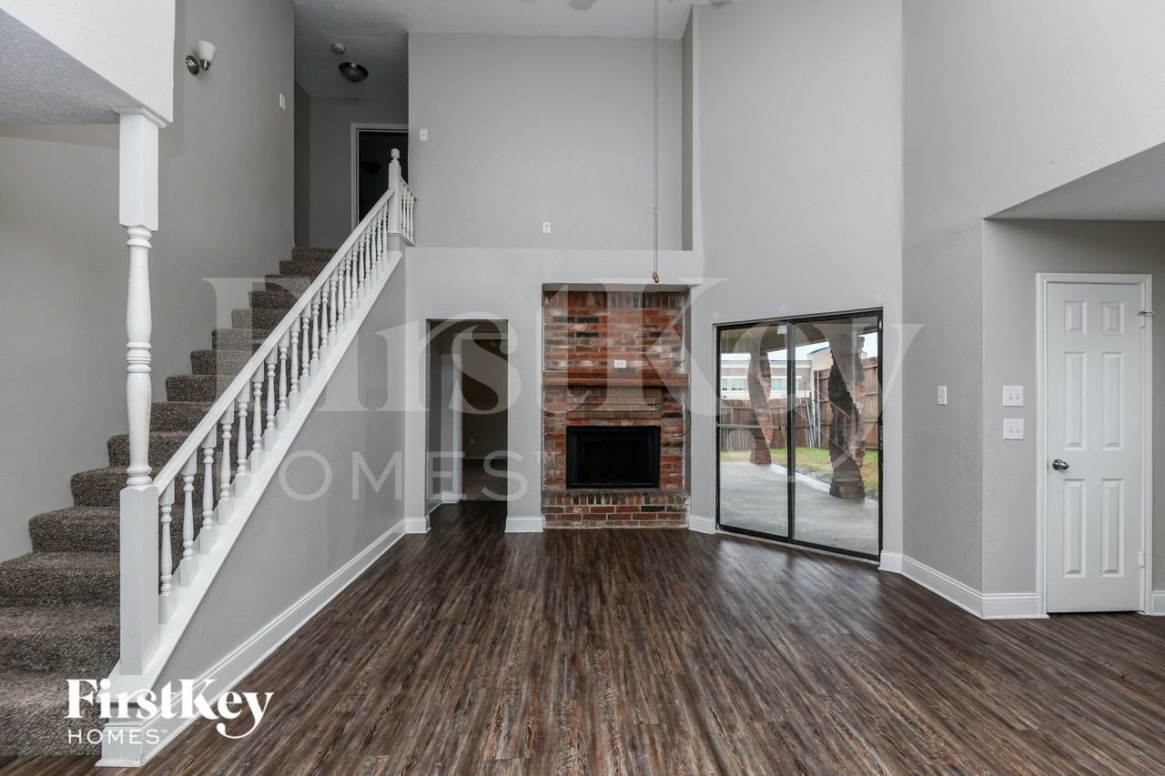 4213 Amy Dr - Photo 3 of 15
