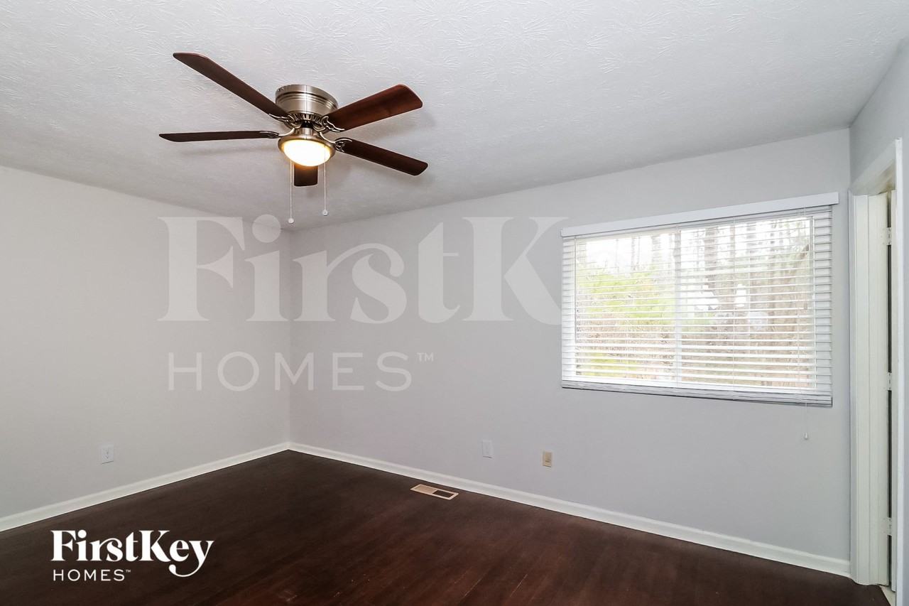 405 Sheringham Ct - Photo 7 of 15