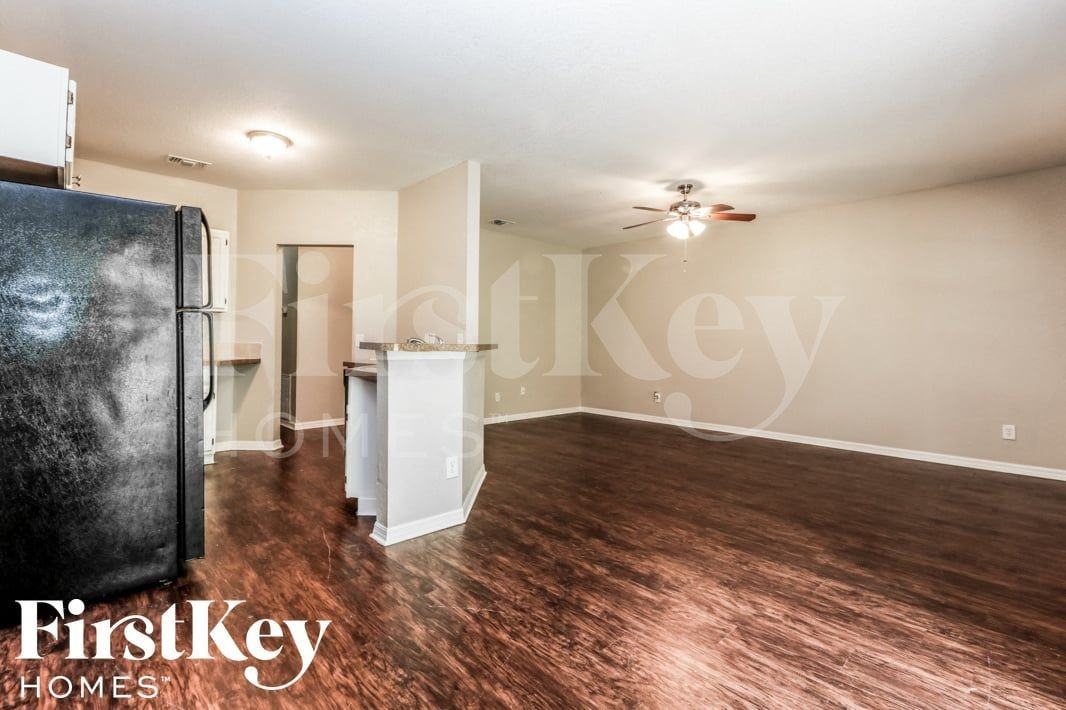 2849 Peake St - Photo 3 of 15