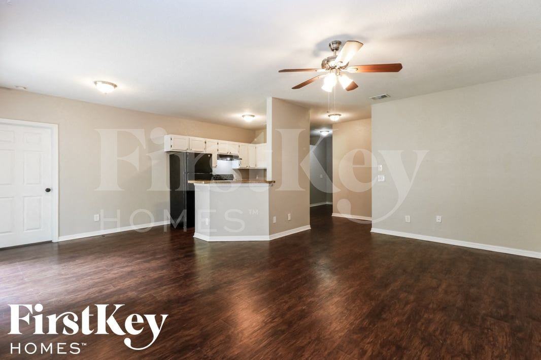 2849 Peake St - Photo 4 of 15
