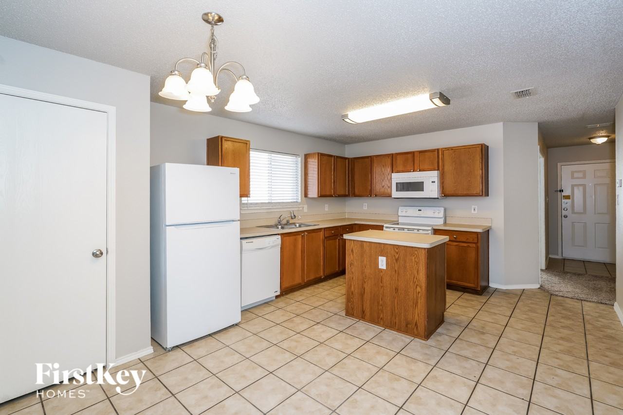 2447 Mallory Ln - Photo 5 of 16