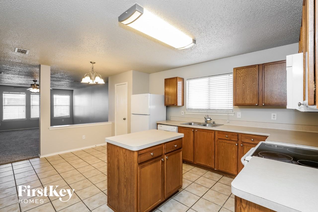 2447 Mallory Ln - Photo 6 of 16