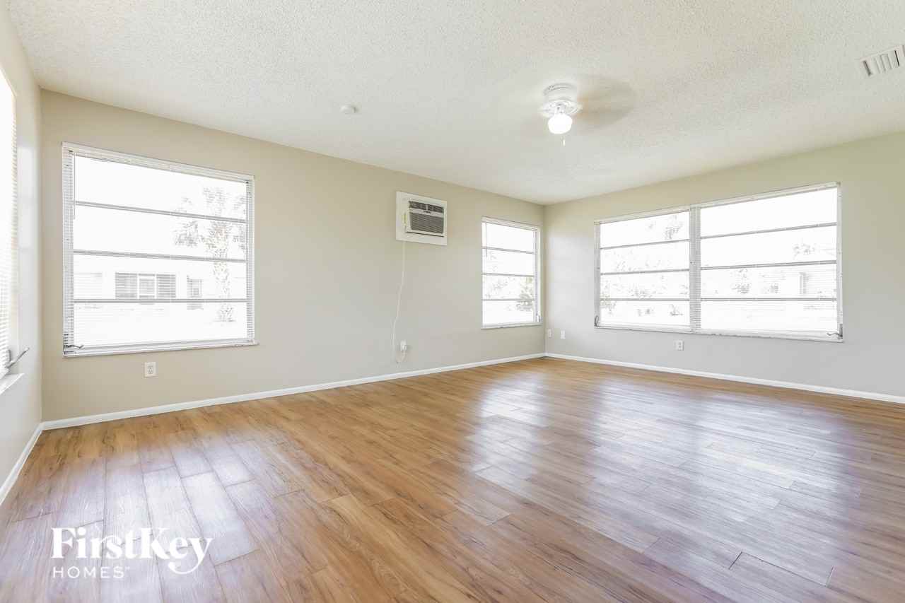 19061 Cochran Blvd - Photo 4 of 15