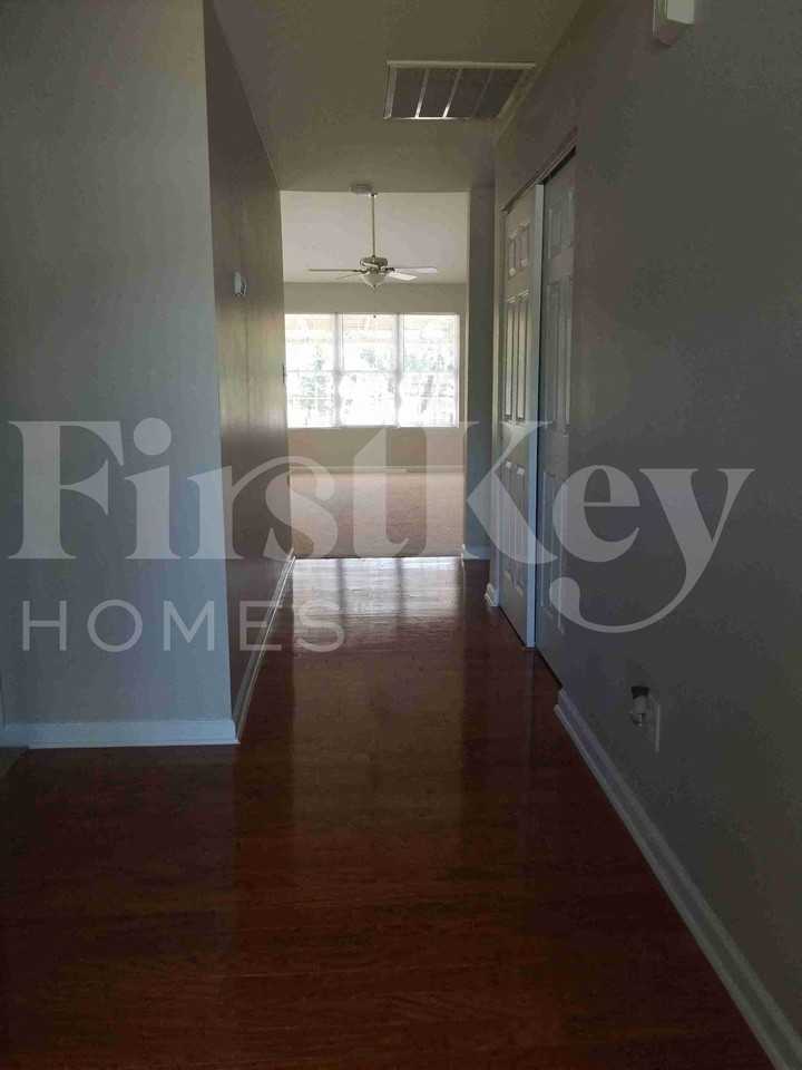 136 Rockbridge Ct - Photo 4 of 28