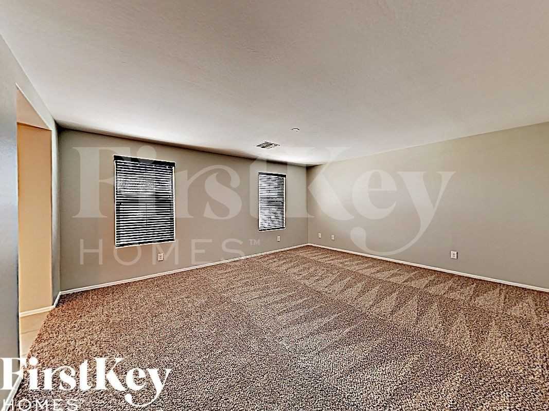 12061 W Rowel Rd - Photo 4 of 17