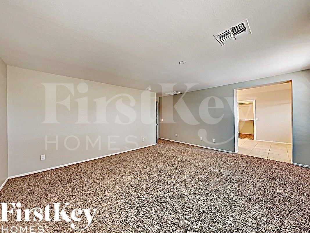 12061 W Rowel Rd - Photo 5 of 17