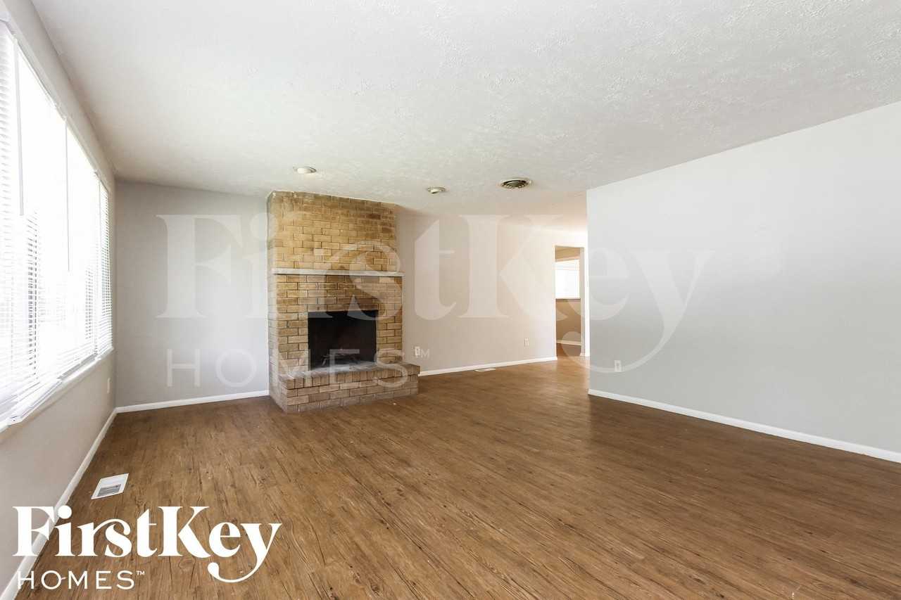10137 Lawnhaven Ct - Photo 2 of 15