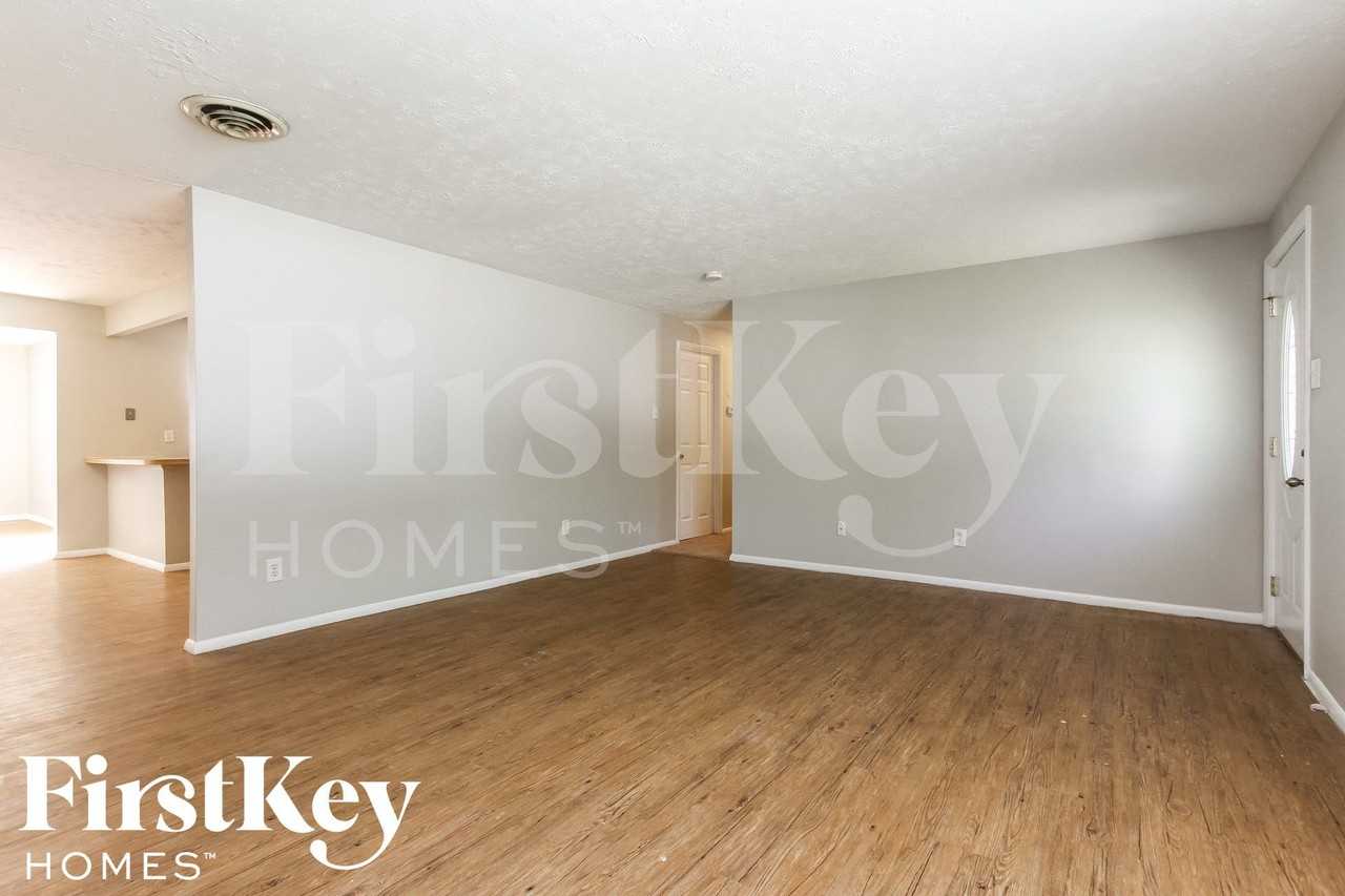 10137 Lawnhaven Ct - Photo 3 of 15
