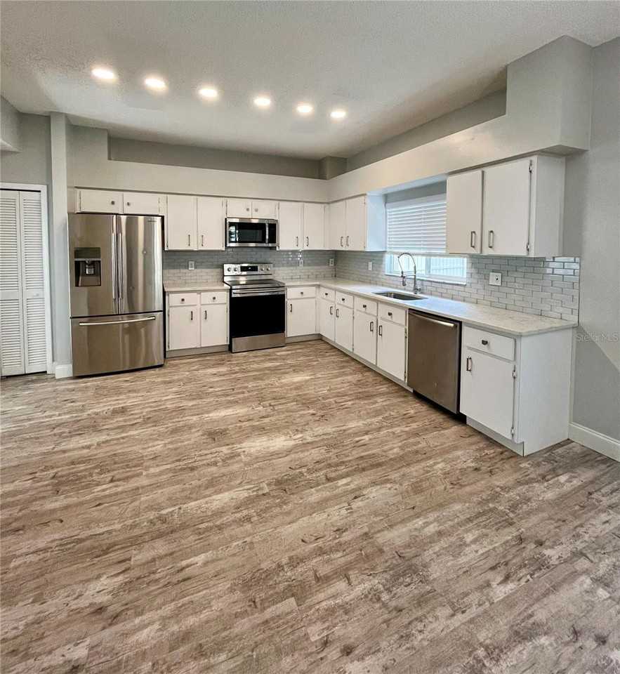 9318 Heritage Oak Ct - Photo 4 of 48