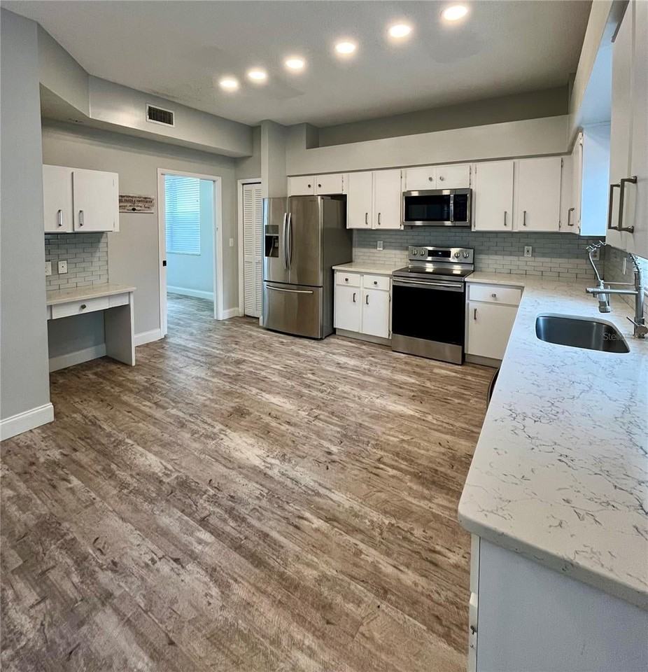 9318 Heritage Oak Ct - Photo 5 of 48
