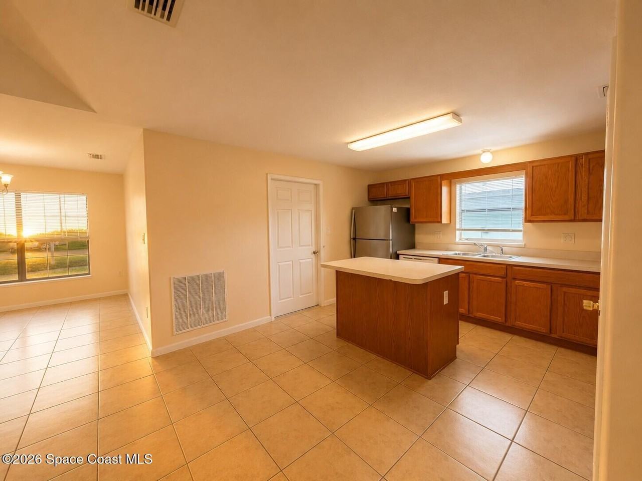 823 Angela Ave - Photo 5 of 13
