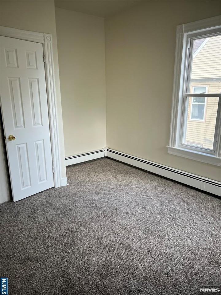 139 Magnolia Ave - Photo 3 of 9