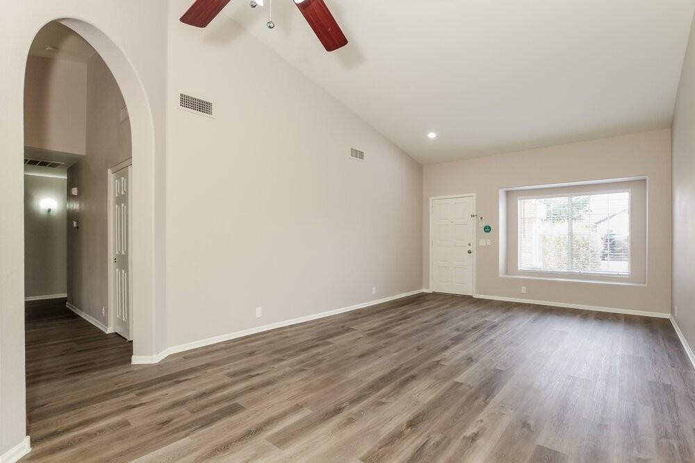 10249 W Orange Dr - Photo 4 of 16