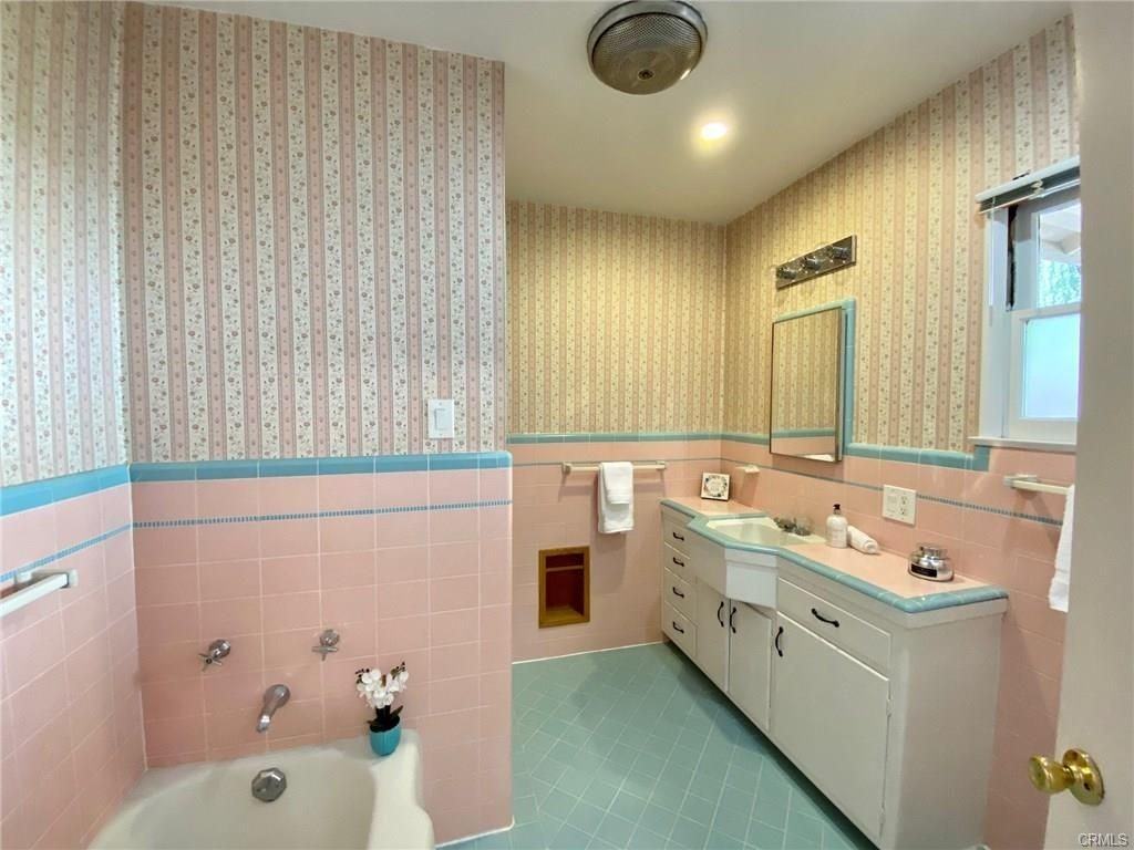 139 Acacia Ave - Photo 2 of 3
