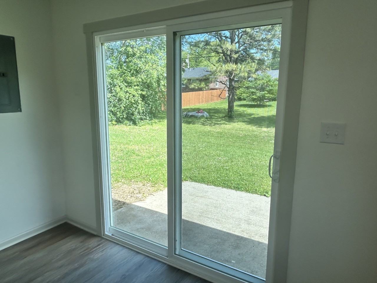 142 Hawthorne Dr - Photo 2 of 12