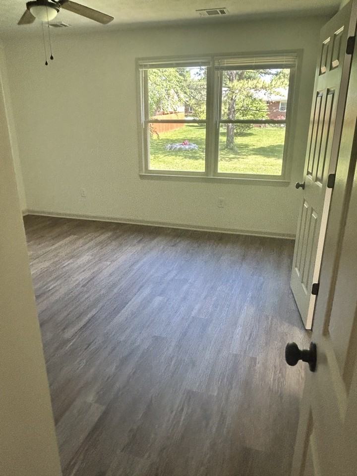 142 Hawthorne Dr - Photo 3 of 12