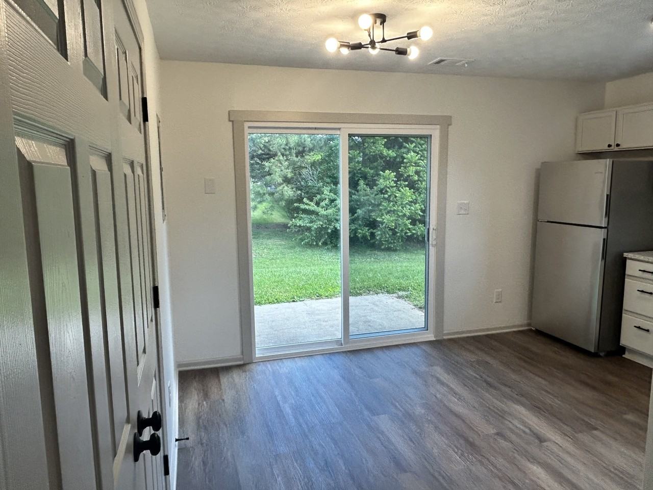 142 Hawthorne Dr - Photo 4 of 12