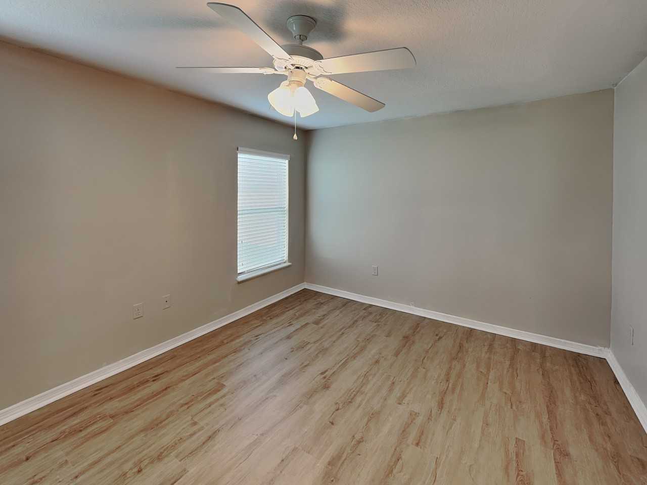 1043 Bethpage Rd - Photo 5 of 17