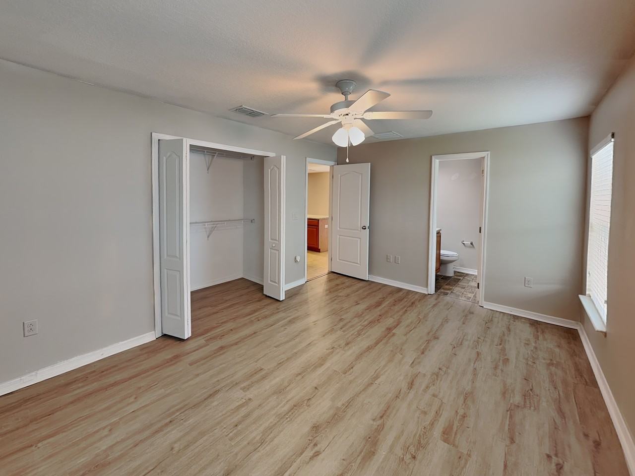1043 Bethpage Rd - Photo 7 of 17