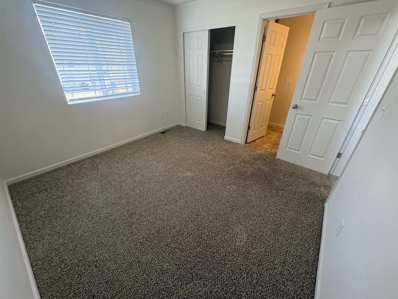 3209 11th Ave Ne - Photo 4 of 11