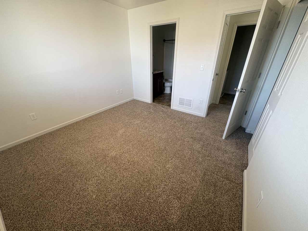 3209 11th Ave Ne - Photo 5 of 11
