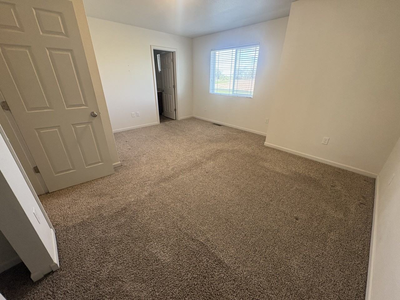 3209 11th Ave Ne - Photo 6 of 11
