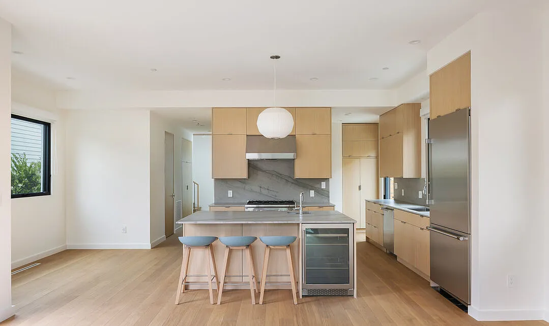 1257 25th St - Photo 2 of 9