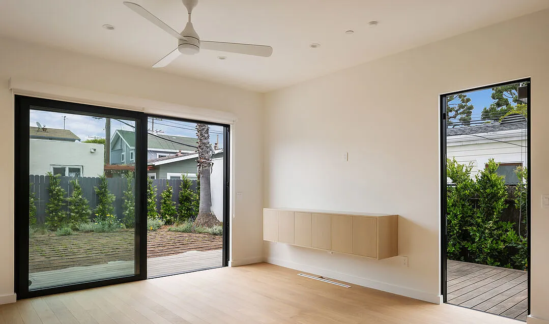 1257 25th St - Photo 4 of 9