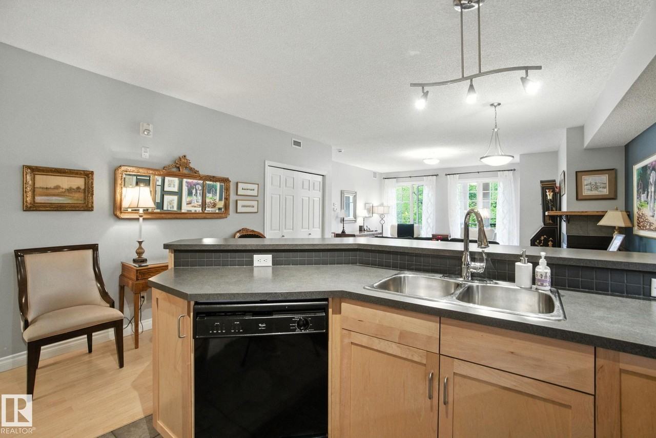 9805 96a St Nw - Photo 4 of 21