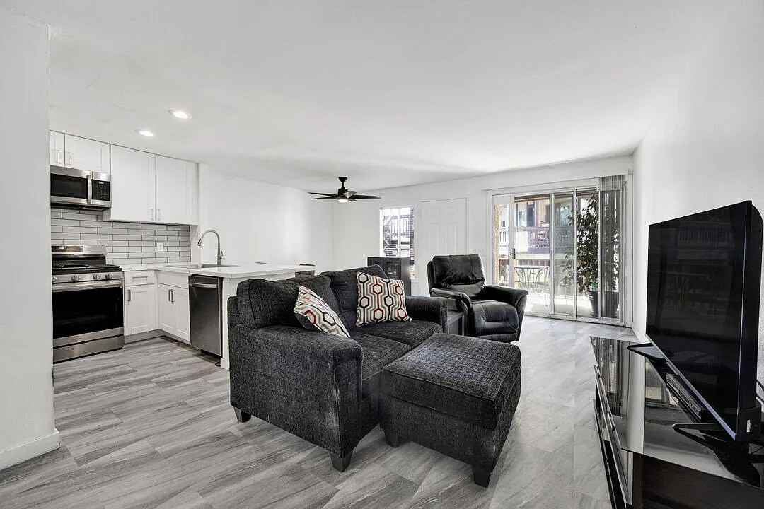 12330 Osborne St - Photo 2 of 14