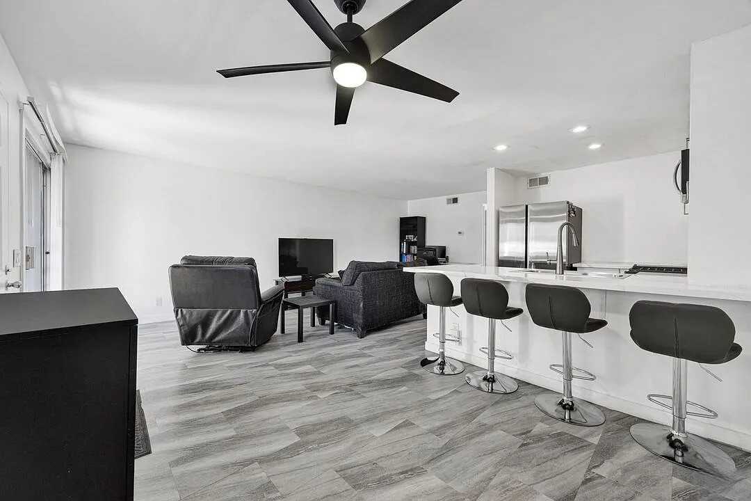 12330 Osborne St - Photo 4 of 14