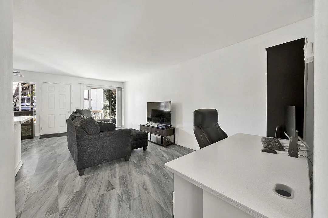 12330 Osborne St - Photo 5 of 14