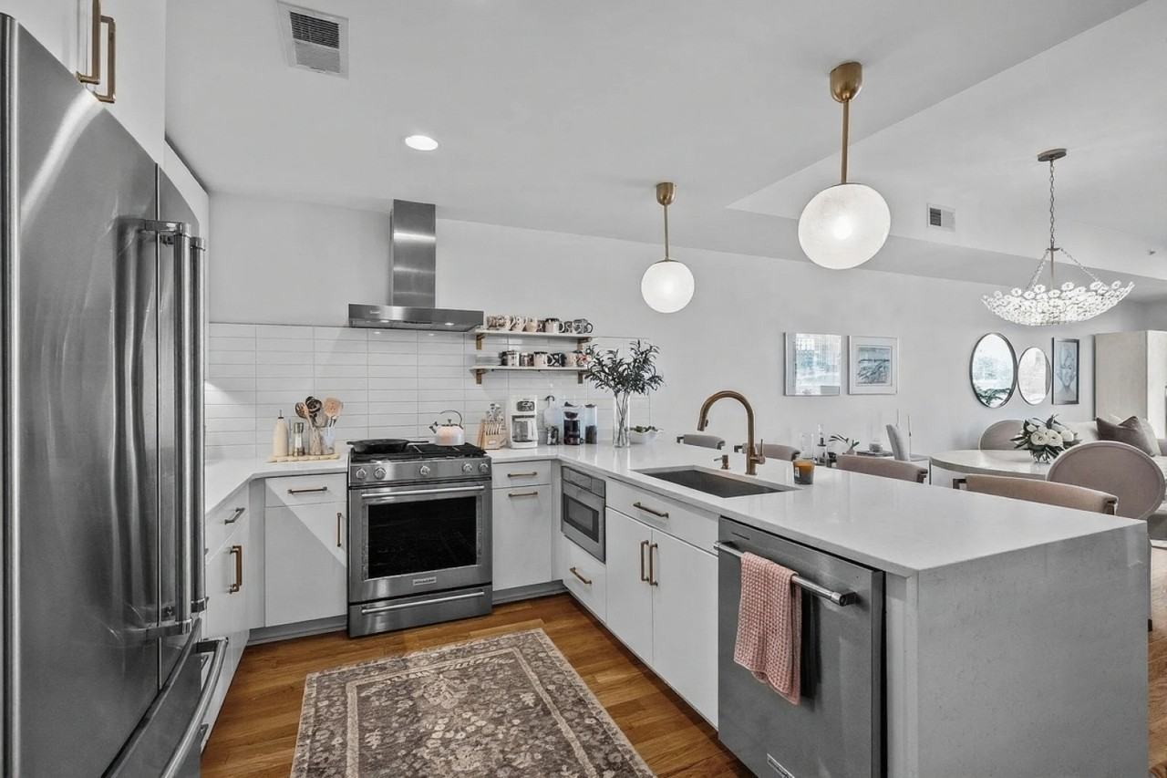 523 S West St - Photo 2 of 11