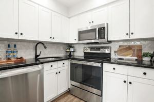 featured image of 1465 E Putnam Ave