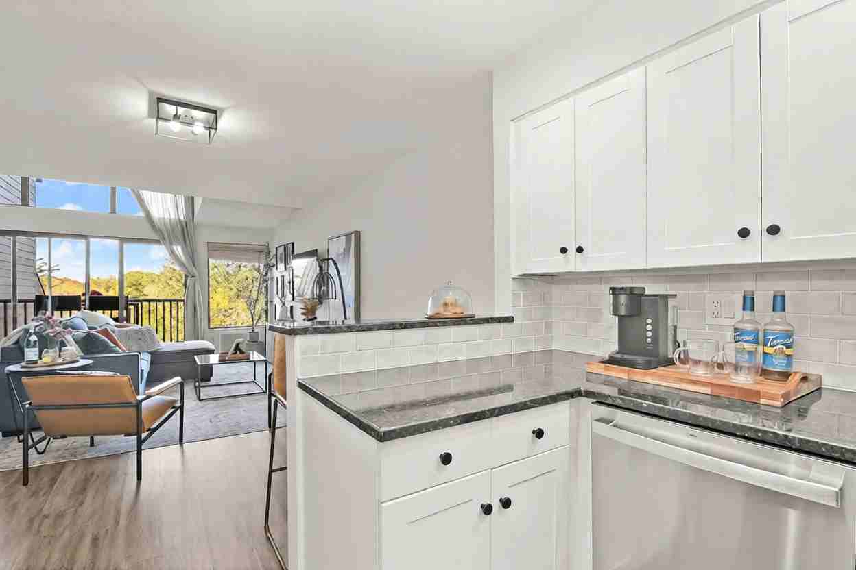 1465 E Putnam Ave - Photo 4 of 17