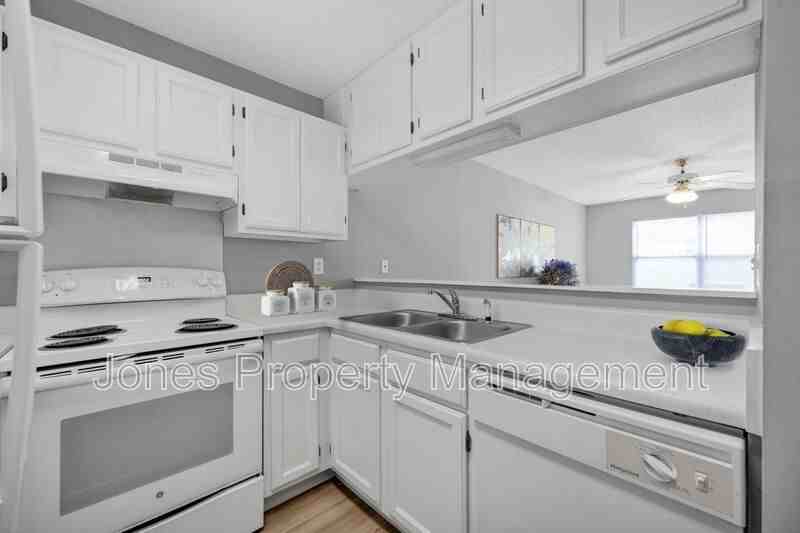 305 Country Club Dr Ne Apt R - Photo 5 of 19