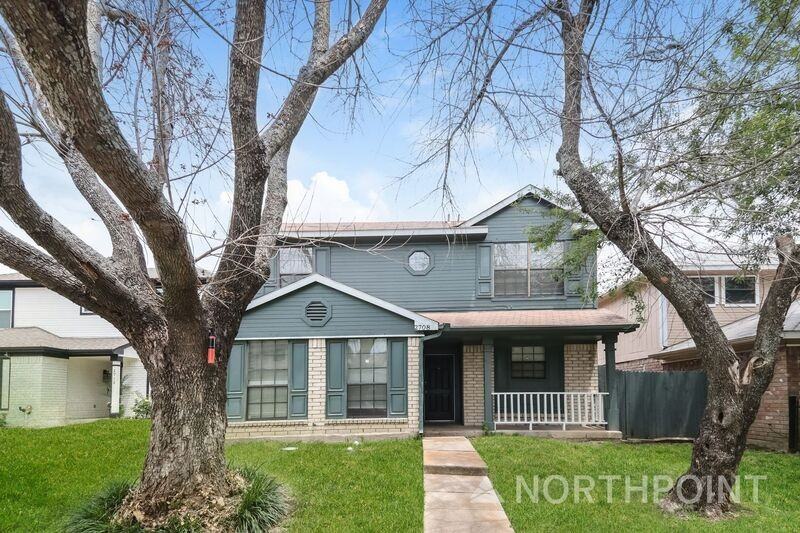 2708 Briarbank Cir - Photo 3 of 17