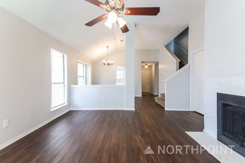 2708 Briarbank Cir - Photo 4 of 17