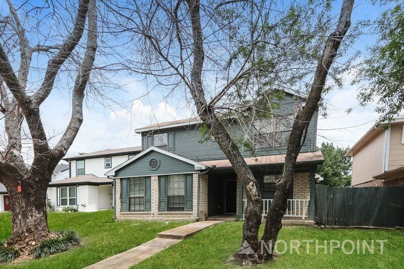 2708 Briarbank Cir - Photo 5 of 17